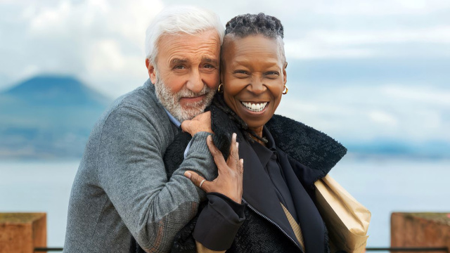 Raffaele Giordano (Patrizio Rispo) e Eleanor Price (Whoopi Goldberg) &copy; Un Posto al Sole Rai