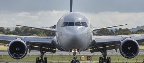 Diritti dei passeggeri aerei, l'Europarlamento fa muro: bagaglio a mano gratuito