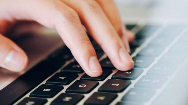 Dita su una tastiera di un PC in standby &copy; Pixabay