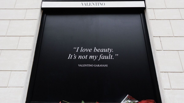 Pi&ugrave; di 5000 persone in fila per omaggiare Valentino &ndash; Corriere NET &copy; Creative Commons