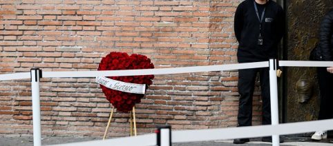 Anne Hathaway, commosso abbraccio con i familiari di Valentino a Roma