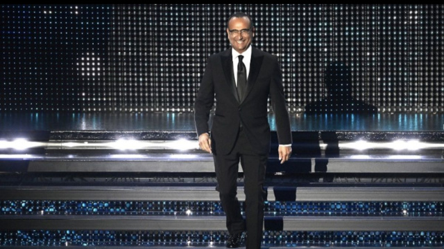 Carlo Conti sul palco dell'Ariston per il Festival di Sanremo