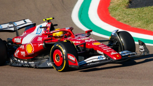 Hamilton su Ferrari SF-25 nel corso del Gran Premio dell'Emilia-Romagna 2025 (Wikimedia Commons).