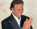 Julio Iglesias, archiviata denuncia per aggressioni sessuali