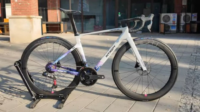 Bici da corsa del brand Incolor - &copy; Youtube China Rides