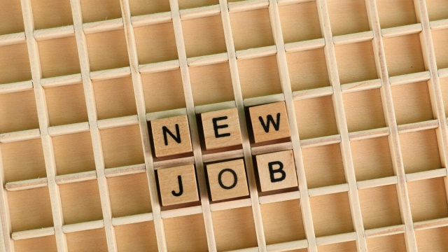 Cubi con scritta con "new job"- &copy;Pexels