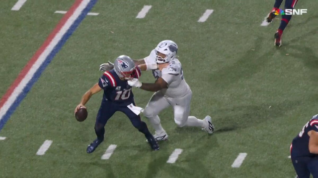 Highlight] Drake Maye fa un "stiff-arm" al difensore e completa il ... &copy; Creative Commons