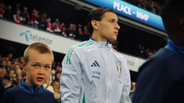 Barella scende in campo per la nazionale nel 2025 (Wikimedia Commons).