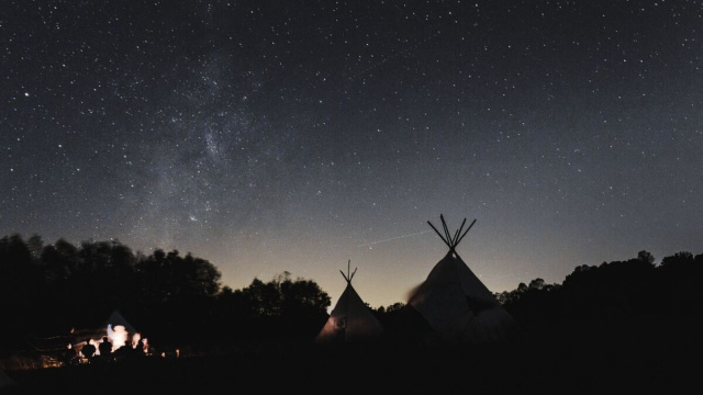 Cielo notturno su tende da campeggio - pixabay.com