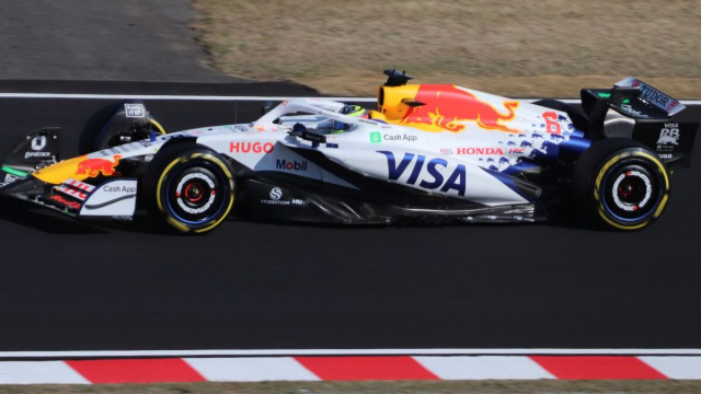 Hadjar nelle seconde prove libere del Gran Premio del Giappone 2025 (Wikimedia COmmons).