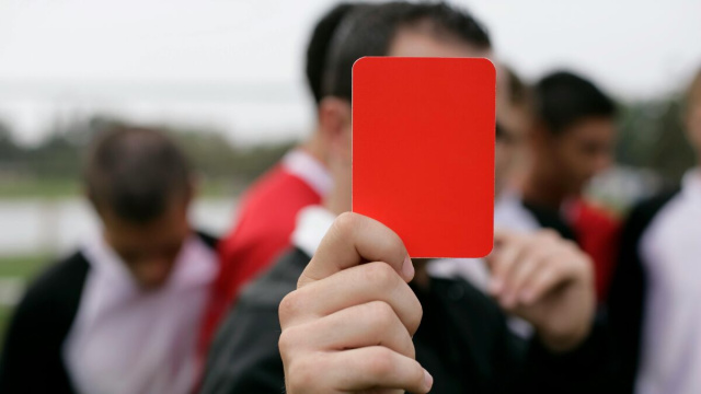 Un cartellino rosso (foto da Pexels).