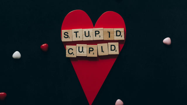Cuore rosso con scritta "stupid cupid"-&copy; Pexels