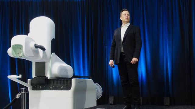 Elon Musk alla presentazione di un robot Neuralink