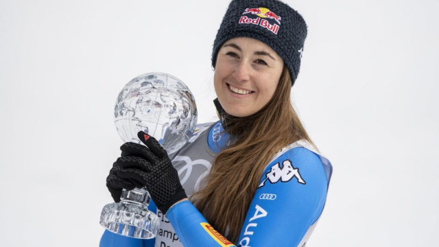 Sofia Goggia con la Coppa del mondo di discesa ... &copy; Creative Commons