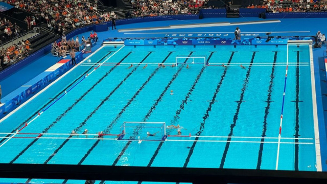 Match de water-polo f&eacute;minin opposant l'Italie au Canada durant les Jeux Olympiques de 2024, arena Paris la D&eacute;fense, Nanterre.