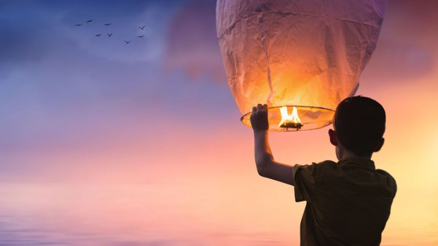 Bambino con lanterna in mano (&copy;pixabay.com)