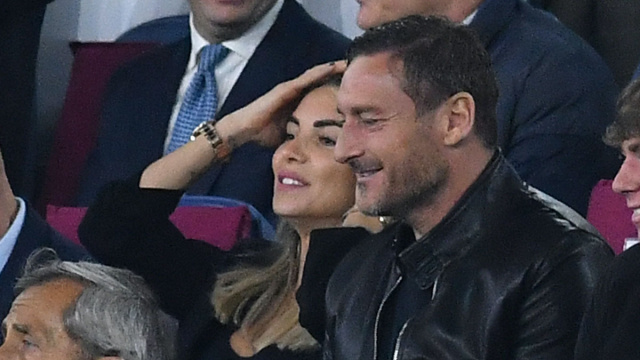 Francesco Totti e Noemi Bocchi: il bacio al concerto di Vasco ... &copy; Creative Commons