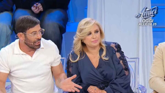Gianni Sperti e Tina Cipollari durante Uomini e Donne.