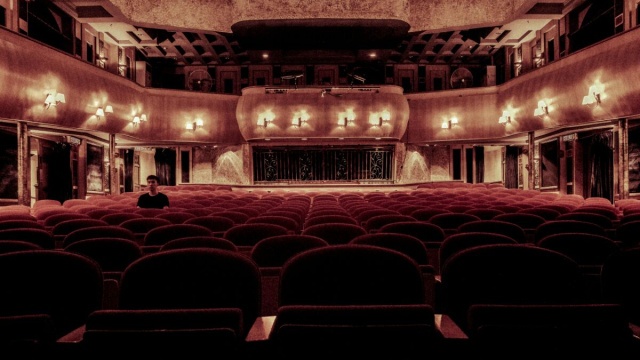 L'interno di un teatro (Pexels).