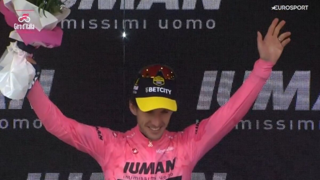 Simon Yates in maglia rosa - &copy; Screenshot Eurosport