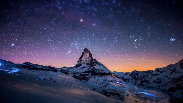 Un cielo stellato su una montagna - pixabay.com
