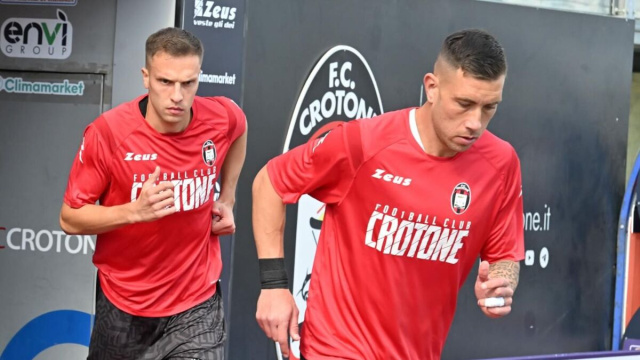 L'attaccante del Crotone, Jacopo Murano (a destra) - &copy; Facebook / FcCrotone