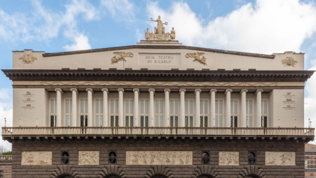 Teatro di San Carlo - Wikipedia &copy; Creative Commons
