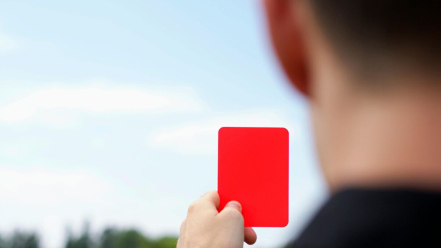 Un cartellino rosso (foto da Pexels).