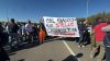 Cosenza, corteo contro il caro carburante: letame in Prefettura e traffico bloccato