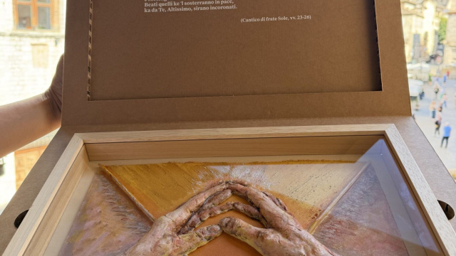 Assisi presenta l'icona artistica "Stigmate" in dono al Presidente ... &copy; Creative Commons