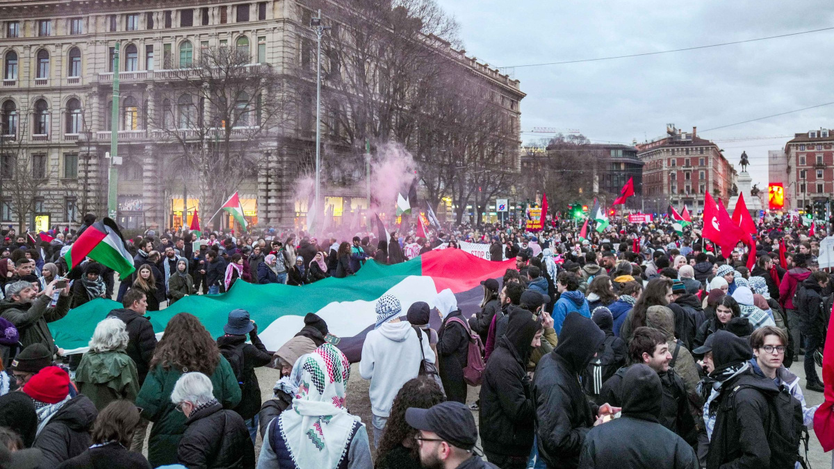 Centinaia in piazza a Milano: 'Basta complicità con Israele'