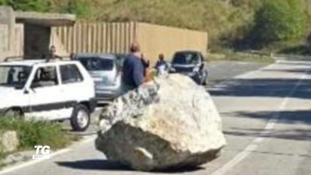 Caduta masso sulla provinciale a Maratea, luned&igrave; scattano le ... &copy; Creative Commons