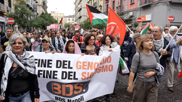 Napoli, corteo pro Palestina sotto la pioggia con Greta Thunberg &copy; Creative Commons