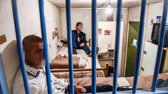 Nel carcere di Secondigliano coltelli e telefonini: "Regolamento ... &copy; Creative Commons