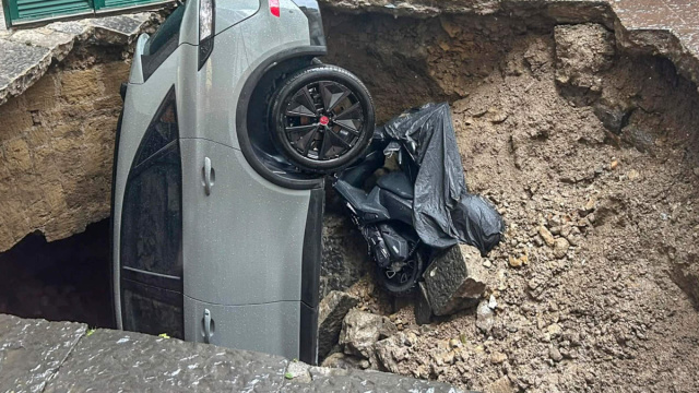 Napoli, auto finisce in una voragine: illeso il conducente  SkyTG24 &copy; Creative Commons
