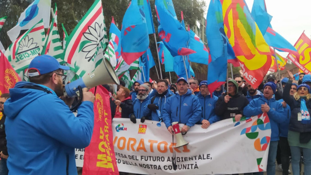 Ex Ilva di Taranto, mobilitazione di lavoratori e sindacati contro ... &copy; Creative Commons