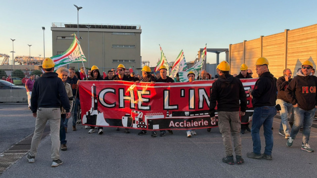 Ex Ilva, il giorno della protesta: operai in corteo con Bucci e ... &copy; Creative Commons