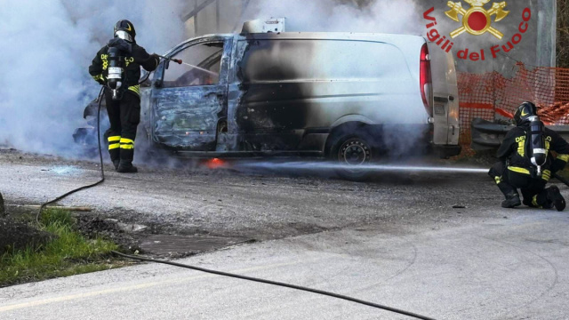 Fermo al semaforo, furgone in fiamme: intervento dei Vigili del ... &copy; Creative Commons