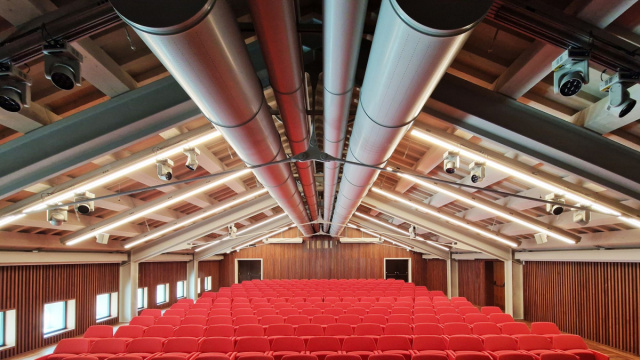 Poltrone Papillon per l'auditorium di The Human Safety Net a ... &copy; Creative Commons