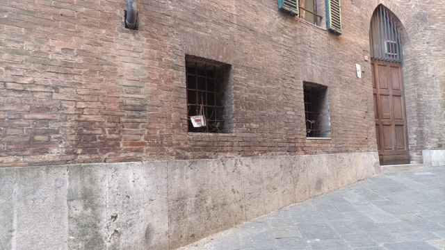 Siena: vicolo di Monte Pio, rimosso lo striscione "Verit&agrave; per ... &copy; Creative Commons