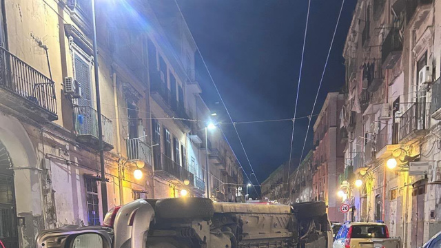 A Napoli trovata una bomba in un'auto ribaltata in mezzo alla ... &copy; Creative Commons