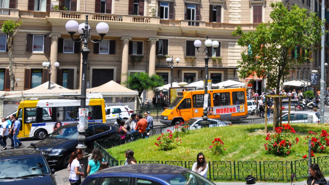 File:Napoli - Piazza Vanvitelli3.jpg - Wikipedia &copy; Creative Commons