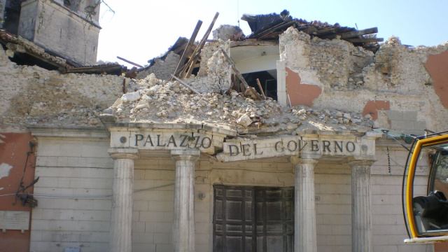 Il palazzo della prefettura dopo il sisma del 2009.