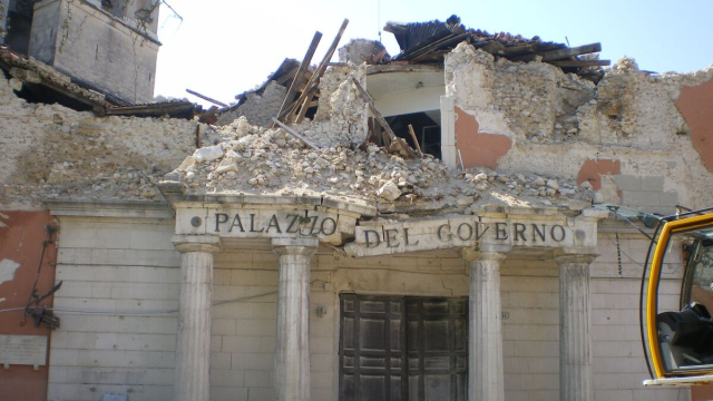 La Prefettura dell'Aquila dopo il sisma, uno dei simboli della distruzione