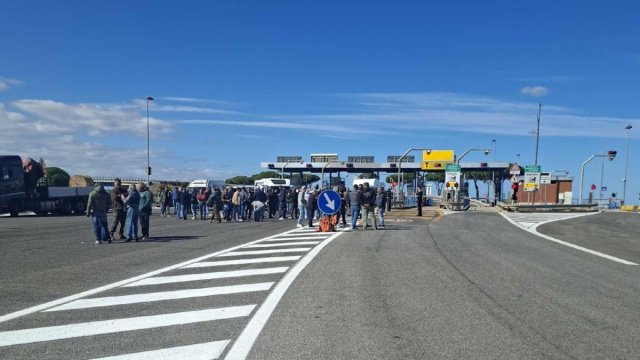 Olivicoltori in protesta, bloccato un casello della A14 nel foggiano &copy; Creative Commons