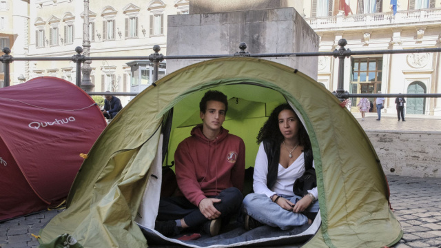 Tende degli studenti davanti a Montecitorio contro il caro affitti ... &copy; Creative Commons