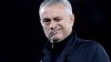 Mourinho torna all’Olimpico: la Curva Sud lo celebra, lui ringrazia con un bacio
