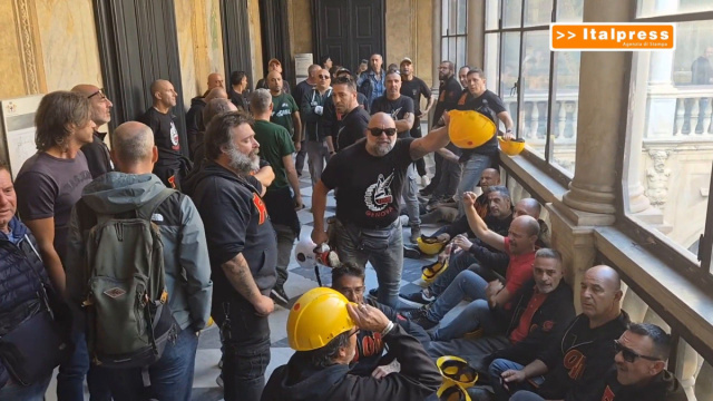 Ex Ilva, i lavoratori occupano la Prefettura di Genova - Radio ... &copy; Creative Commons