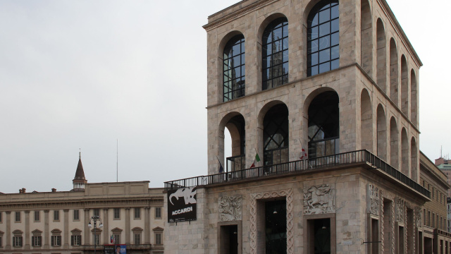 File:Edificio del Museo del Novecento in piazza del Duomo, Milano ... &copy; Creative Commons