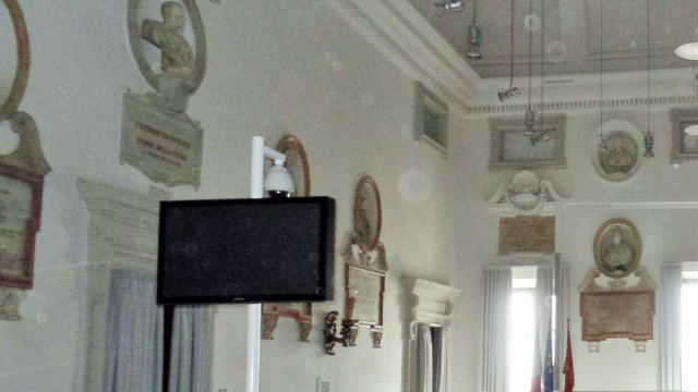 File:Palazzo degli Anziani Ancona sala Consiglio Comunale.JPG ... &copy; Creative Commons